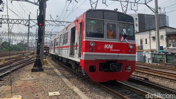 Foto: Commuter Line Nomor 1189 relasi Bogor-Jakarta Kota yang anjlok di emplasmen Stasiun Jakarta Kota, Jakarta Barat, telah dievakuasi. Ini penampakannya. (Adrial A/detikcom)