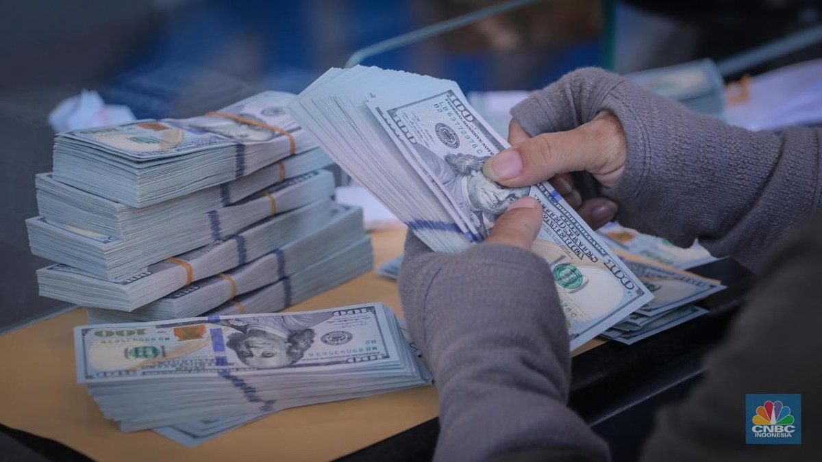 Foto: Ilustrasi Dolar Amerika Serikat (AS) di Valuta Inti Prima (VIP) Money Changer, Menteng, Jakarta, Rabu (11/10/2023). (CNBC Indonesia/Faisal Rahman)