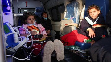 Ambulans membawa pasien anak dari Gaza menuju perbatasan Yordania. Foto: REUTERS/Alaa Al Sukhni