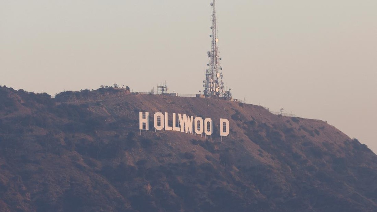 Foto: Hollywood diselimuti asap dari kebakaran yang terjadi semalam di Hollywood Hills, sementara dua kebakaran hutan besar yang mengancam Los Angeles dari timur dan barat masih menyala tanpa terkendali, di Los Angeles, California, AS, 9 Januari 2025. (REUTERS/Carlin Stiehl)