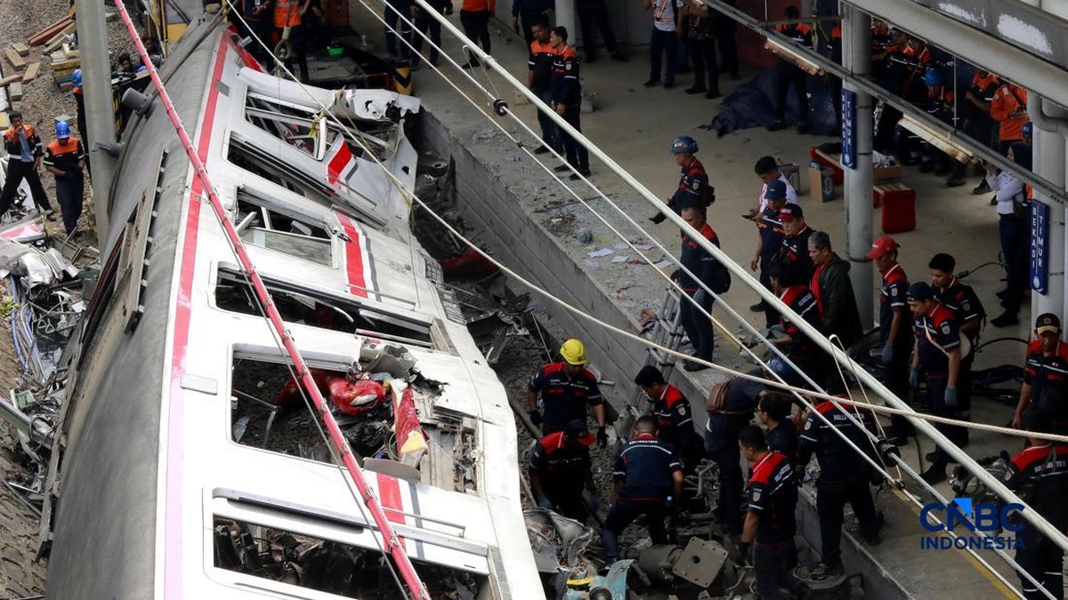 Foto: Petugas gabungan mengevakuasi puing-puing usai kecelakaan kereta appi di Sitasiun Bekasi TImur, Bekasi, Jawa Barat, Selasa (28/4/2026).  CNBC Indonesia/Muhammad Sabki)