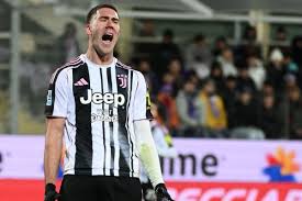 Penyerang Dusan Vlahovic dikabarkan semakin dekat menemukan kejelasan masa depannya bersama Juventus.(AFP/ALBERTO PIZZOLI)
