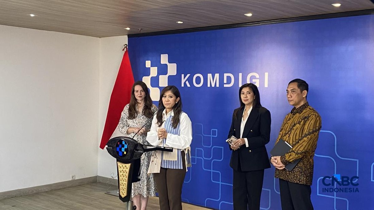 Foto: Menteri Komdigi, Meutya Hafid dalam konferensi pers, Kamis (30/4/2026).  (CNBC Indonesia/Novina)