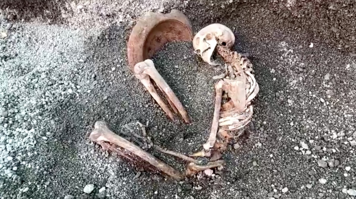 Foto: Para arkeolog di Pompeii, Italia, untuk pertama kalinya menggunakan kecerdasan buatan untuk merekonstruksi penampilan salah satu korban letusan gunung berapi yang menghancurkan kota Romawi kuno hampir 2.000 tahun yang lalu. (Tangkapan Layar Video/REUTERS)