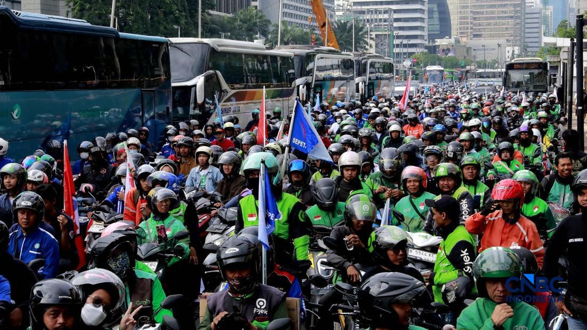 Foto: Potret ojek online yang hendak menghadiri May Day Fiesta di Monas, Jakarta, Jumat (1/5/2026). (CNBC Indonesia/Muhammad Sabki)