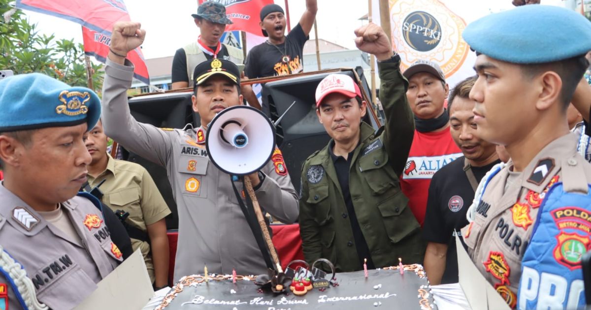 Kapolres Pelabuhan Tanjung Priok, AKBP Aris Wibowo memberi kejutan kepada para buruh dan sopir saat Hari Buruh Internasional 2026 pada Jumat (1/5/2026). [Foto: Polres Pelabuhan Tanjung Priok]