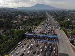 Foto udara kepadatan kendaraan keluar Gerbang Tol Ciawi, Bogor, Jawa Barat, Jumat  (1/5/2026). Sat Lantas Polres Bogor mencatat sebanyak 13.156 kendaraan melintas menuju jalur wisata puncak dari pukul 05.00 WIB hingga pukul 09.00 WIB pada libur panjang Hari Buruh Internasional, sehingga pihaknya memberlakukakan rekayasa lalu lintas satu arah untuk mengurai kepadatan kendaraan.  ANTARA FOTO/Yulius Satria Wijaya/nz.