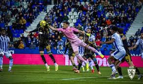 Hari ini dimainkan Real Zaragoza vs Granada CF yang akan tayang di TDT atau di YouTube. / Foto: Real Zaragoza
