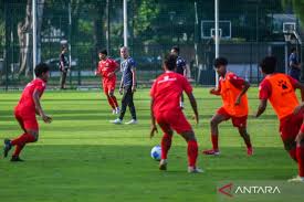 Pelatih Timnas Indonesia U-17 Kurniawan Dwi Yulianto (ketiga kiri) memimpin latihan di Lapangan A, Kompleks GBK Senayan, Jakarta, Jumat (24/4/2026). Latihan tersebut sebagai persiapan menghadapi Piala Asia U-17 2026 yang digelar di Arab Saudi. ANTARA FOTO/Rivan Awal Lingga/bar