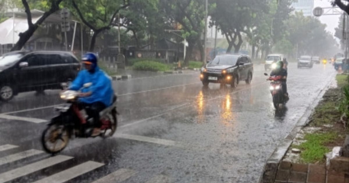 Waspada, BMKG Prediksi Hujan Sedang Guyur Mayoritas Wilayah Jakarta Mulai Siang Ini (Foto: Hujan yang Mengguyur Wilayah di Jakarta (Foto: Berita Jakarta)