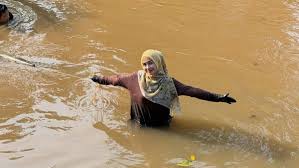 Aksi Tak Terduga Ria Ricis Terjun ke Kali Ciliwung Demi Misi Penangkapan Ikan Eksotis