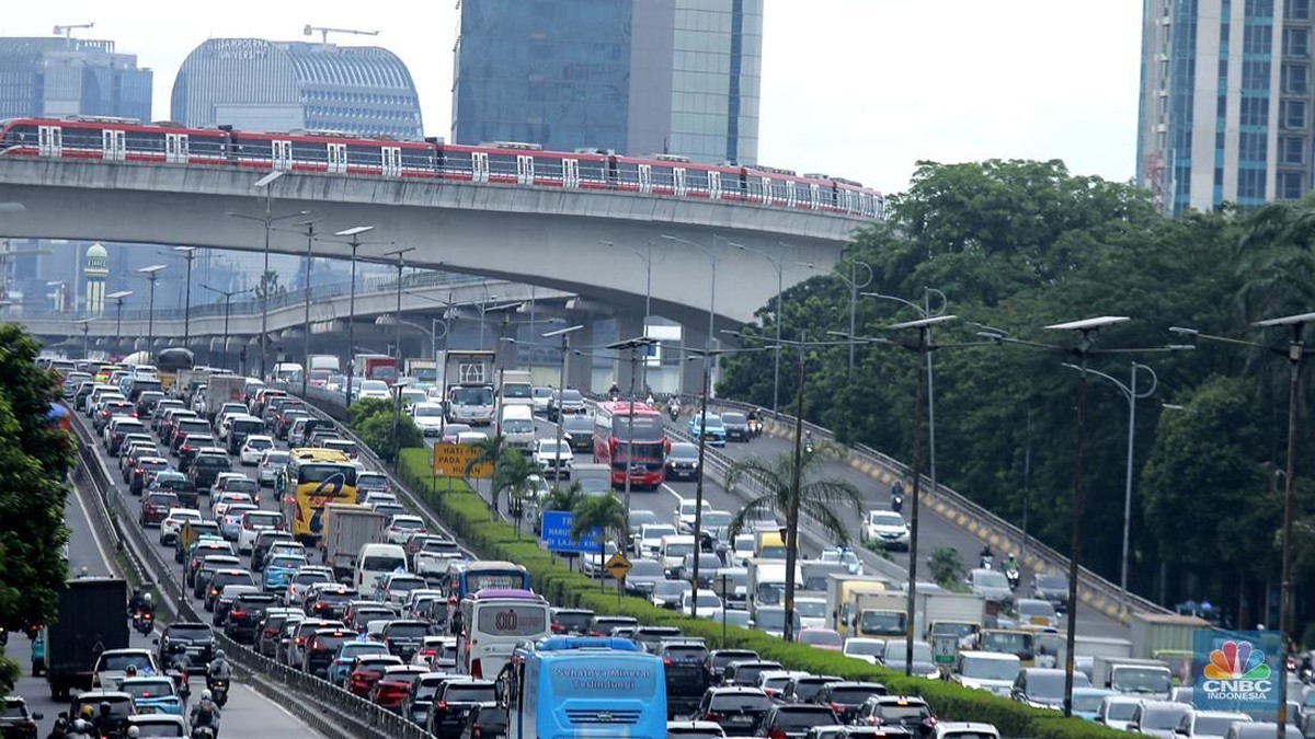 Foto: Suasana kepadatan mobil roda empat di Kawasan Tol Gatot Subroto yang mengarah ke Cawang, Jakarta, Kamis (15/1/2025). (CNBC Indonesia/Muhammad Sabki)