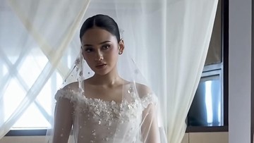Pesona Gaun Sutra dengan Aplikasi Bunga 3D Syifa Hadju Curi Perhatian di Resepsi Bali