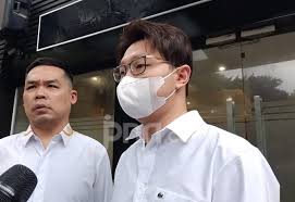 Richard Lee dan kuasa hukumnya di Polda Metro Jaya, Jakarta Selatan, Kamis (19/2). Foto: Firda/JPNN.com