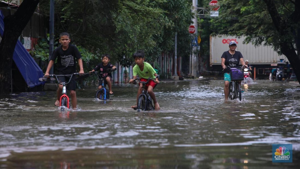 Foto: Banjir setinggi lebih dari 50 sentimeter (cm) yang merendam kawasan Jalan Inspeksi, Jakarta Utara, Kamis (29/1/2026). (CNBC Indonesia/Faisal Rahman)