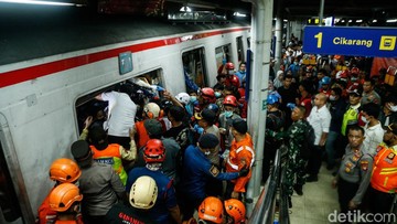 Rahasia Medis di Lokasi Kecelakaan Kereta Bekasi: Mengapa Tim Dokter Beri Cairan Sebelum Evakuasi?