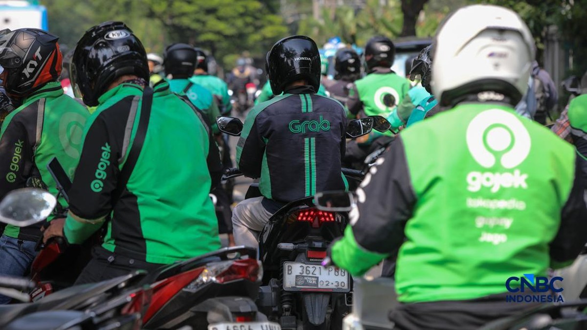 Foto: Pengemudi ojek online (ojol) menunggu orderan penumpang di kawasan Stasiun Palmerah, Jakarta, Senin (4/5/2026). (CNBC Indonesia/Faisal Rahman)