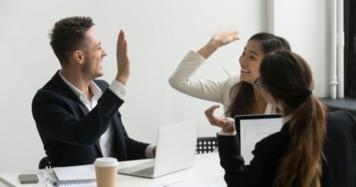 Bukan Sekadar Pendiam, 6 Zodiak Introvert Ini Ternyata Punya Karisma Pemimpin yang Dominan