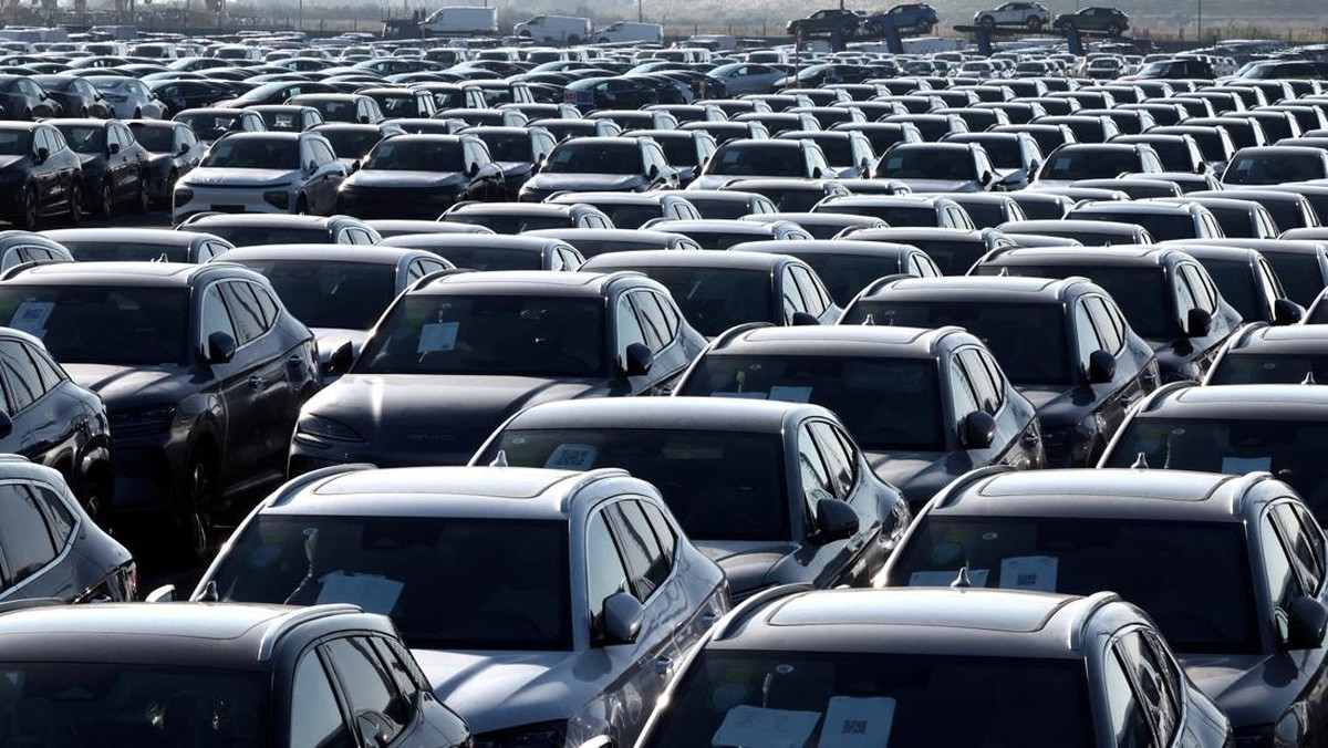 Foto: Mobil-mobil baru, termasuk kendaraan listrik buatan China dari perusahaan BYD. REUTERS/Yves Herman/File Photo