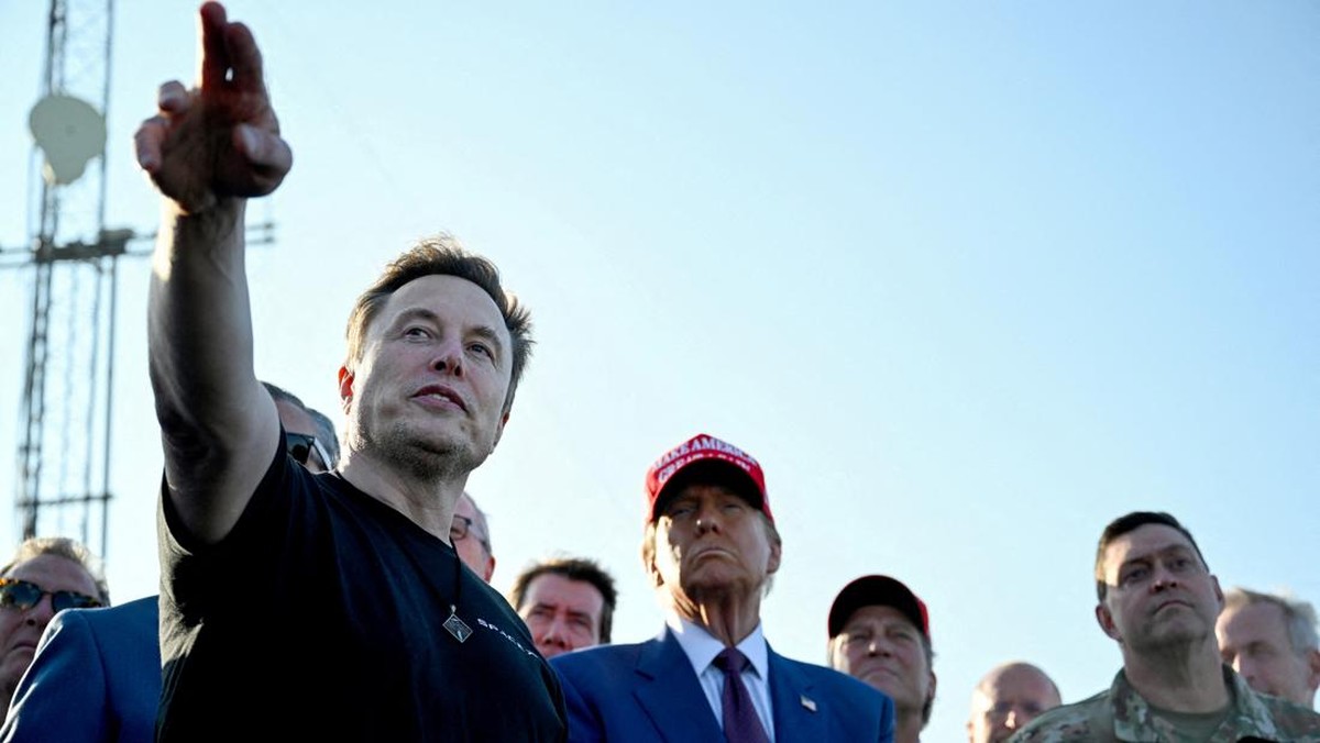 Foto: Elon Musk berbicara dengan Presiden terpilih AS Donald Trump dan para tamu saat menyaksikan peluncuran uji terbang keenam SpaceX Starship, di Brownsville, Texas, AS, 19 November 2024. (via REUTERS/Brandon Bell)