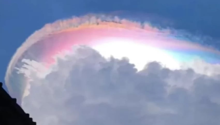 Awan warna-warni yang muncul di langit Jonggol, Bogor beberapa waktu viral di media sosial. Foto/Istimewa.