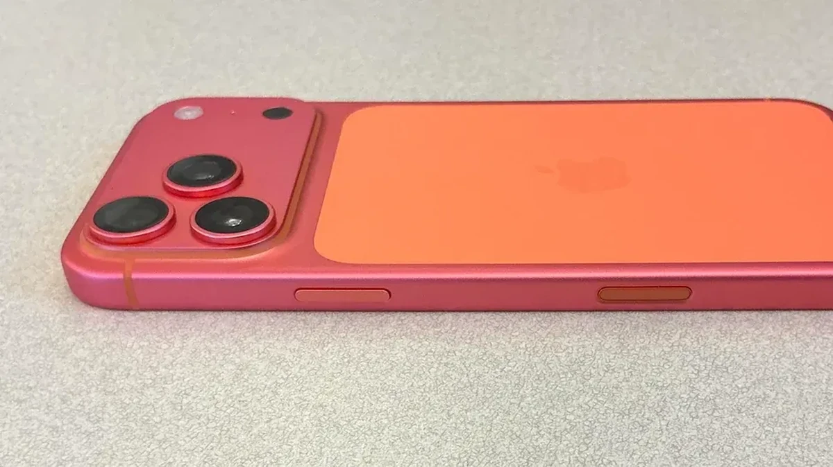 Foto: Pembaruan iPhone 17 Pro Max Oranye yang Berubah Menjadi Emas Mawar. (Dok. reddit.com/r)