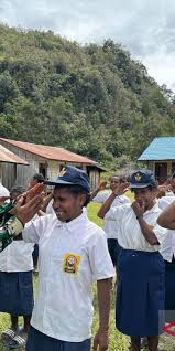 Prajurit Satgas Pamtas Yonif 511/DY sedang melatih pelatihan PBB kepada pelajar SMP Negeri 1 Balingga, Kabupaten Lanny Jaya, Papua Pegunungan. (ANTARA/HO-Dok Satgas Yonif 511/DY)