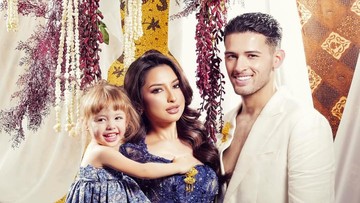 Momen Hangat Prewedding Jennifer Coppen dan Justin Hubner, Putri Kecil Ikut Bersinar dengan Kemben Batik