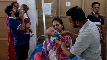 Anak-anak yang terinfeksi tampak menerima penanganan medis di ruang perawatan, Rabu (6/5/2026). Kondisi mereka diawasi secara intensif oleh tenaga kesehatan. REUTERS/Mohammad Ponir Hossain