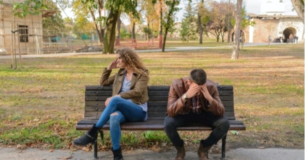 Waspada 'Kesepian dalam Hubungan', Kenali 5 Ciri Kepribadian yang Sulit Membangun Kedekatan Emosional (Foto: Ilustrasi/Cosmopolitan)