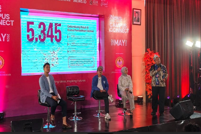 Pakar AI Cahyadi Setiawan (berdiri) menjadi salah satu narasumber dalam sesi Autotech di iNews Media Group Campus Connect (ICC) Unsoed 2026. Foto/Mei Sada S.