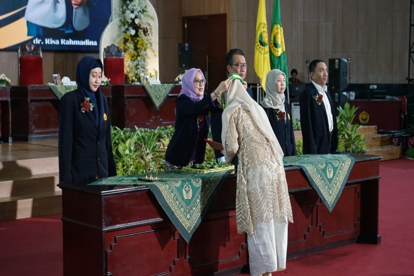 43 dokter baru resmi dilantik dalam Pengambilan Sumpah dan Pelantikan Dokter Program Pendidikan Profesi Dokter Periode Februari 2026 yang digelar di Auditorium Universitas Jember (UNEJ). Foto/UNEJ.