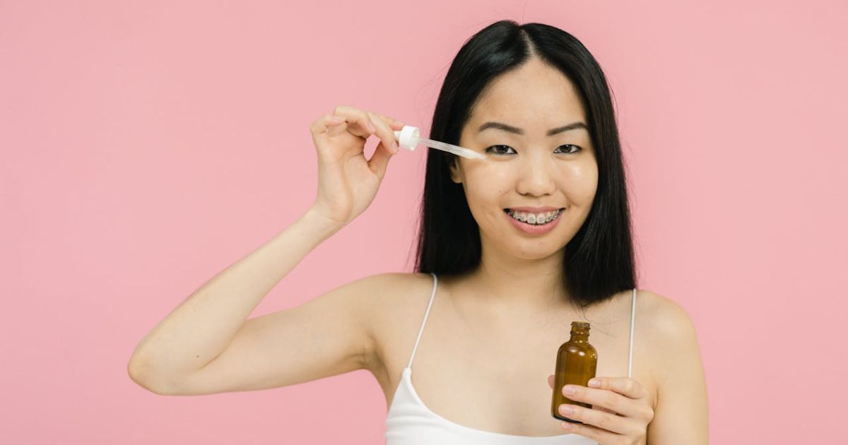 Ilustrasi manfaat eye serum untuk kecantikan kulit sekitar mata [Foto:Pexels]