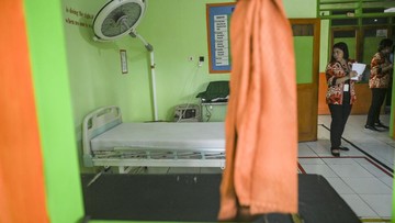 Petugas memeriksa peralatan laboratorium di Puskesmas Miangas, Kepulauan Talaud, Sulawesi Utara, Sabtu (9/5/6/2026). Foto: ANTARA FOTO/Hafidz Mubarak A