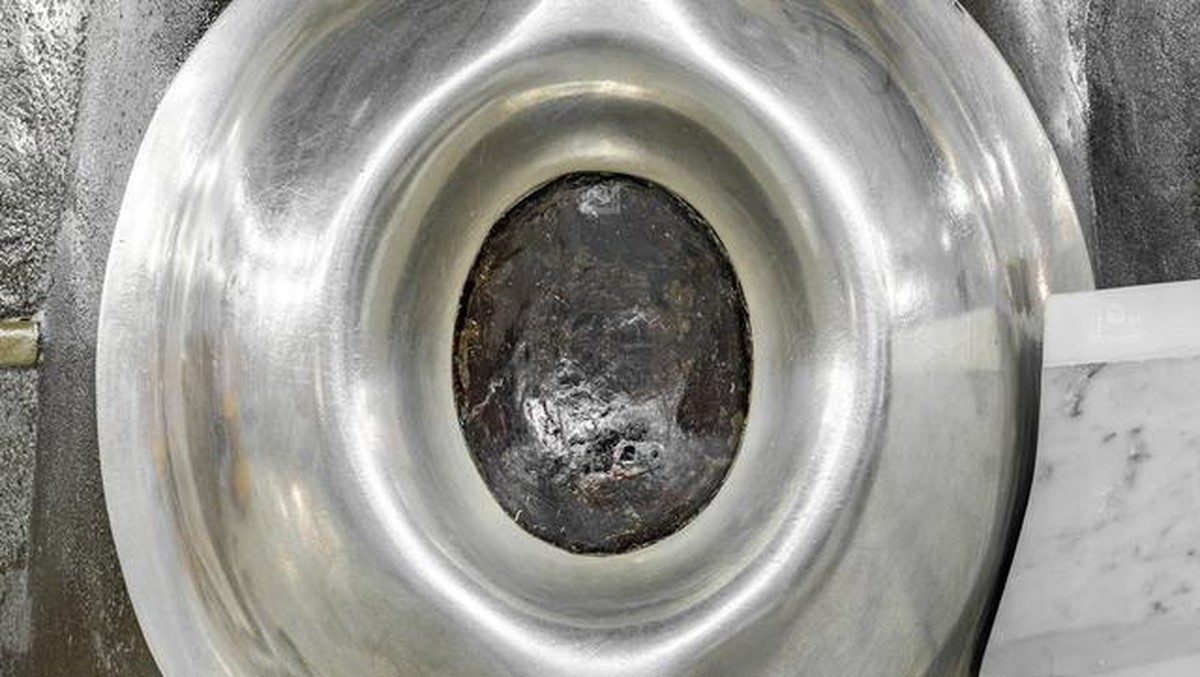 Foto: Hajar Aswad berwarna hitam kecil-kecil. (Dok: Twitter/@ReasahAlharmain)