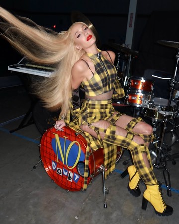 Gwen Stefani (56) tampil awet muda bak era 90-an saat reuni No Doubt di Vegas. Pakai kostum ikonik, vokalnya stabil memukau fans di panggung. Foto: Dok. Instagram @anthonyhnguyenmakeup.