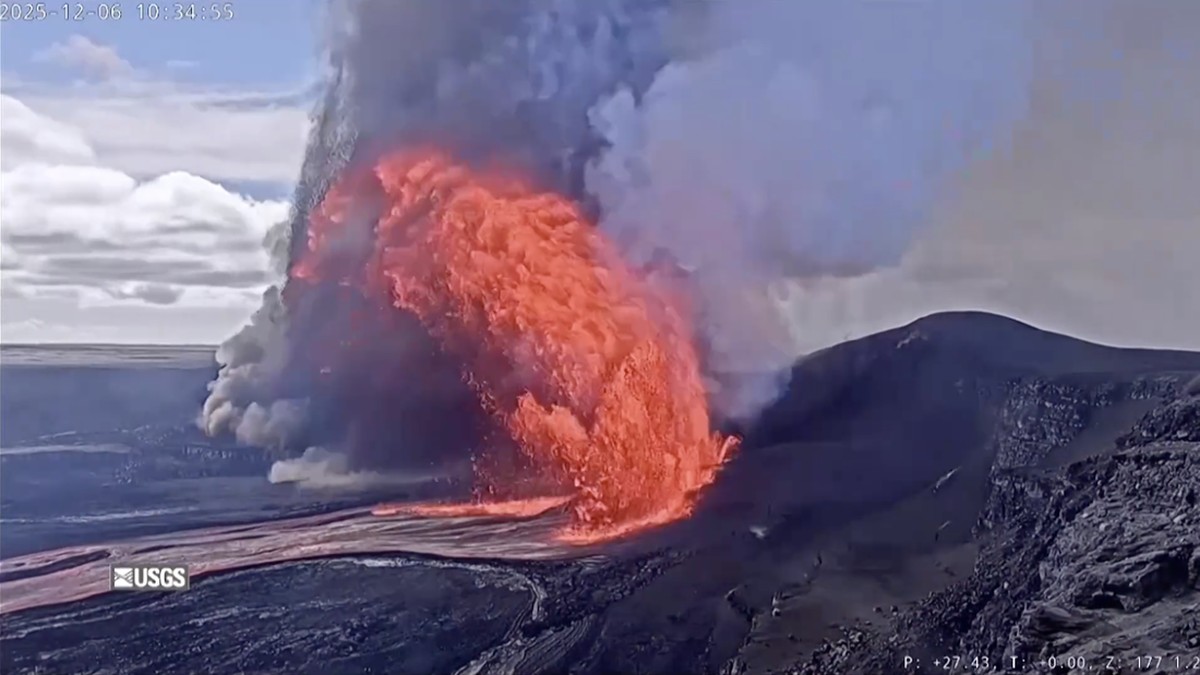 Foto: Lava menyembur dari gunung berapi Kilauea di Hawaii pada hari Sabtu (6 Desember), berdasarkan rekaman dari Survei Geologi Amerika Serikat (USGS). (Tangkapan Layar Video Reuters/USGS)