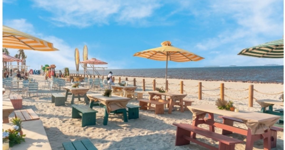 Melepas Penat Tanpa Pesawat: 9 Rekomendasi Wisata Pantai Terdekat dari Jakarta di Tahun 2026 (Foto: Aloha Pasir Putih PIK 2/PIK2)