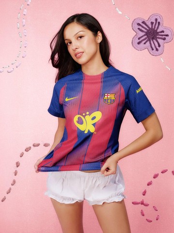 Olivia Rodrigo Rayakan Dukungan pada Barcelona dengan Koleksi Merchandise Eksklusif dan Kehadiran di El Clasico