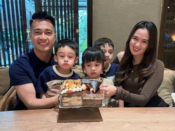 Eza Gionino merayakan ulang tahun dengan ketiga anaknya, Nichole Zalya Gionino, Khan Gionino, dan Akshay Gionino. (Foto: dok Instagram ezagio)