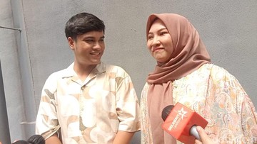 Ressa Resano dan istrinya, Vita saat ditemui di kawasan Jakarta. Foto: Ahsan/detikHOT