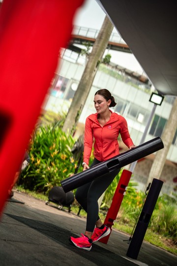 Rayakan Setahun Pernikahan, Luna Maya dan Maxime Bouttier Kompak Jalani Latihan HIIT Intensif