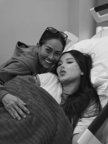 Momen Haru Risa Dewi Temani Persalinan Cucu Pertama Al Ghazali dan Alyssa Daguise