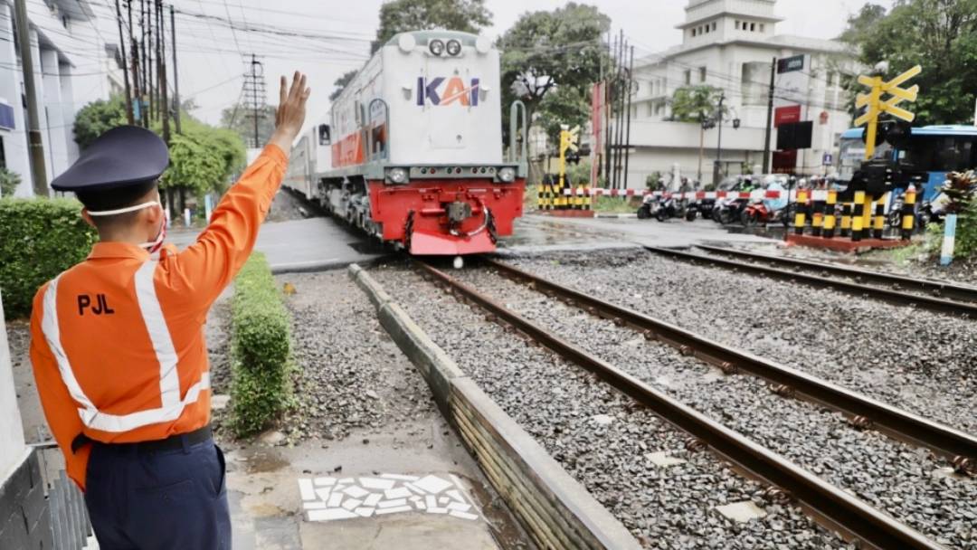 Panduan Lengkap Mengemudikan Mobil Hybrid Melintasi Perlintasan Kereta Api dengan Aman dan Percaya Diri