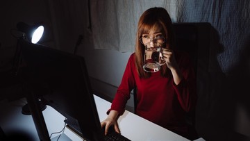 Minum air putih. Foto: Getty Images/iStockphoto/champpixs