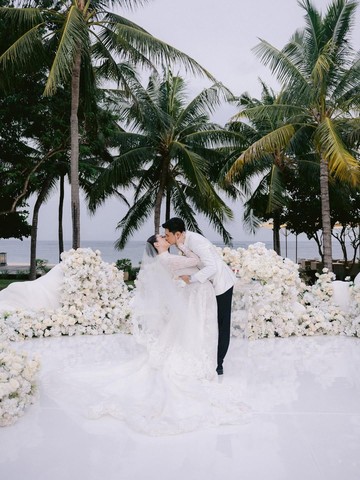 Tren Dekorasi Pernikahan Serba Putih ala Selebriti: Menciptakan Nuansa Elegan dan Abadi