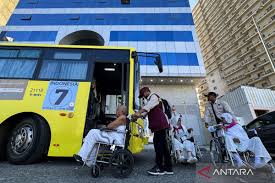 Arsip foto - Petugas membantu anggota jamaah haji Indonesia memasuki bus yang hendak menuju ke Masjidil Haram di Makkah, Arab Saudi, Jumat (1/5/2026). ANTARA FOTO/Citro Atmoko.