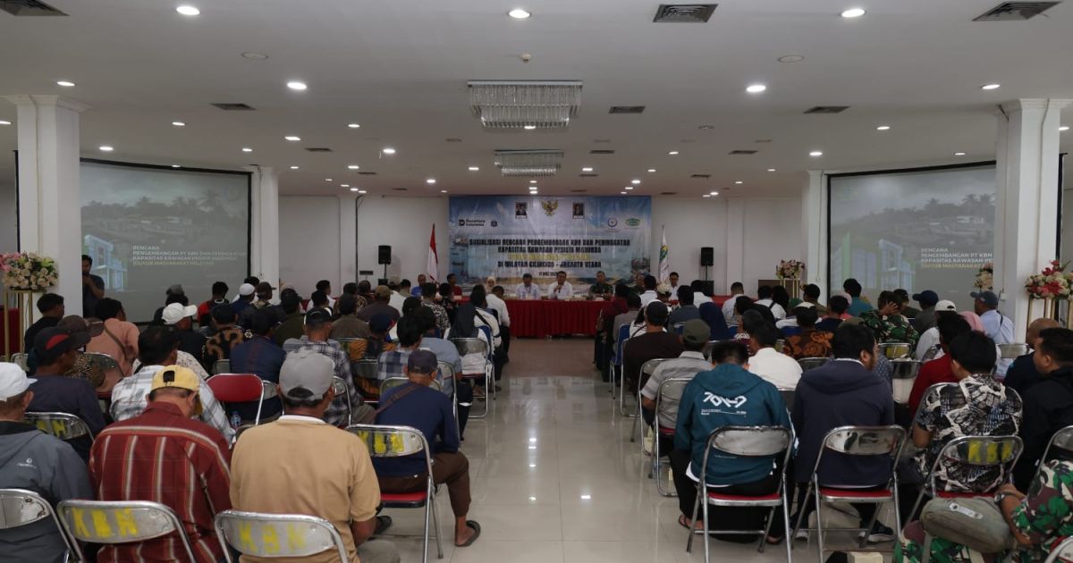 Berbagai pihak terkait dan masyarakat mengikuti kegiatan Sosialisasi Rencana Pengembangan KBN dan Peningkatan Kapasitas Kawasan Pesisir Marunda (Guyub Masyarakat Nelayan) di Wilayah Cilincing - Jakarta Utara”. [Foto: KBN]