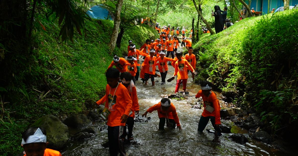 Sebanyak 160 anak yatim di Subang mengikuti Camping Ceria: Nyenengin Anak Langit #6 di Gili-gili Camp untuk membangun karakter dan kemandirian melalui alam terbuka. [Foto: ist]