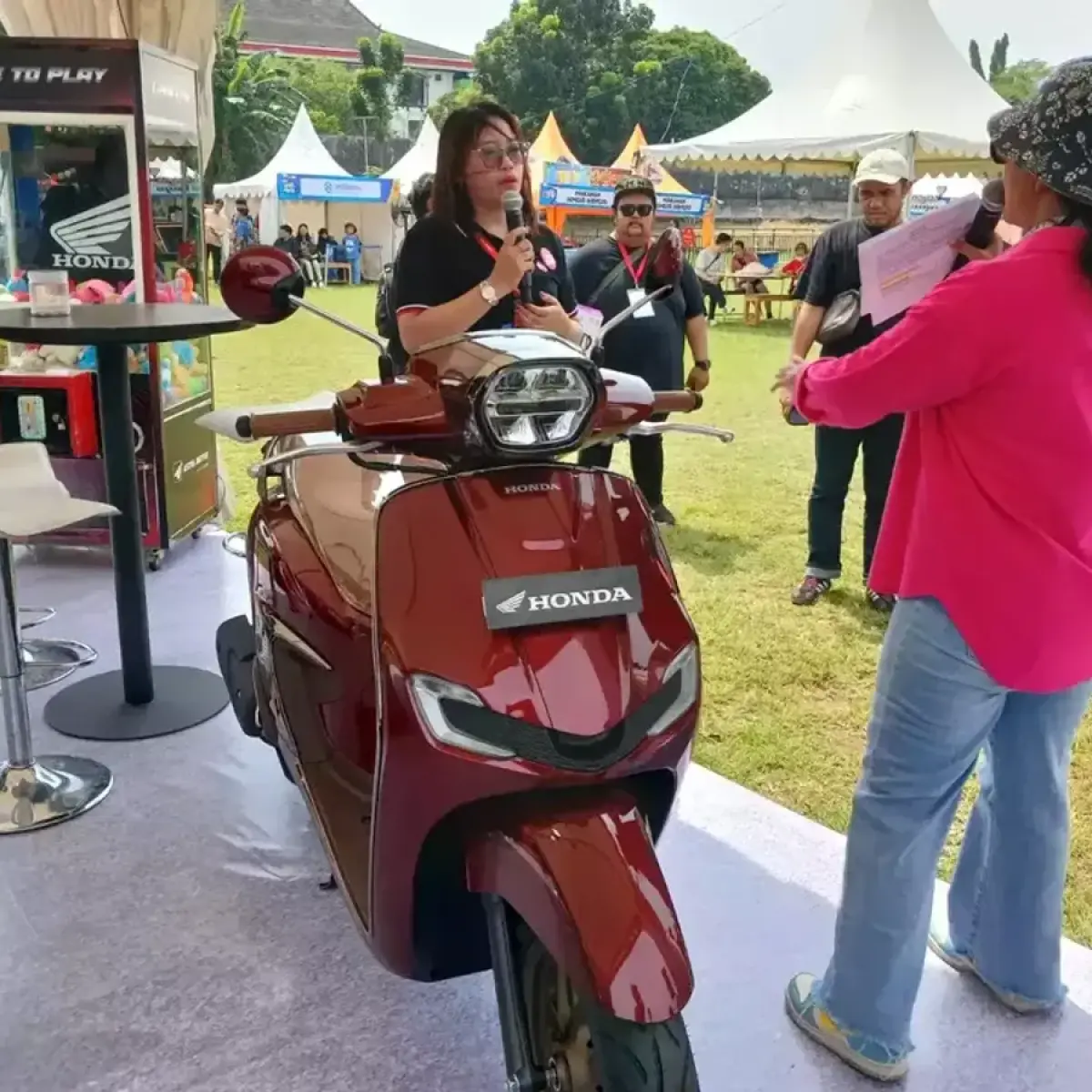 Booth Astra Honda Motor (AHM) di BTV Semesta Berpesta Yogyakarta. (B-Universe Photo/Yurike Metriani)